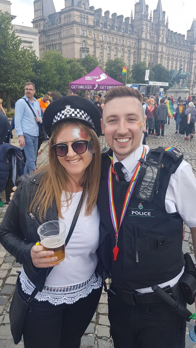 angieH_247's tweet photo. @MerseySpecials what a fabulous pride, met the nicest police officers good day all round 🌈🎉🥂🏳️🌈#LiverpoolPride2017 https://t.co/wvwbZJ1hLp