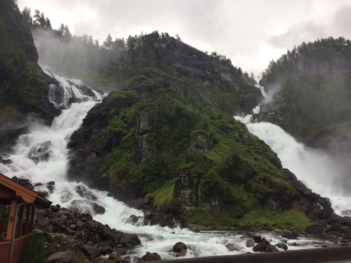 trenningstorp's tweet photo. Besöker Låtefoss i Västra Norge. @bevakarn kan det här vara en utav de finaste placerade stenvalvsbroarna i världen? https://t.co/jkBfc8hPYq