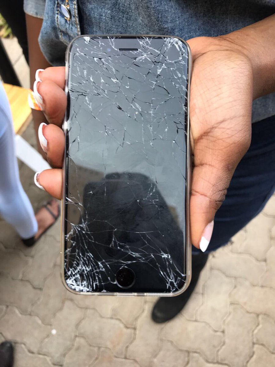 ZanelePotelwa's tweet photo. Here it is ke guys :( cri wit mi 😭😂💔💔💔 its legit not even cracked, it's BROKEN https://t.co/h0nxSvfWSD