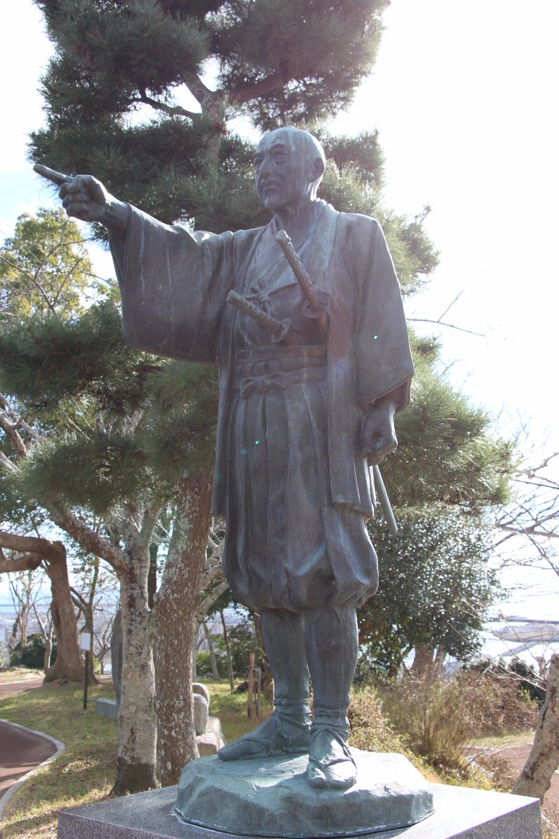 国土交通省北上川下流河川事務所 川村孫兵衛ゆかりの地巡り 連載 第１回 川村孫兵衛重吉銅像 日和山の川村孫兵衛 重吉銅像は 市制施行50周年を記念し建立され 北上川流域と石巻の盛衰を見守り続けています 川村孫兵衛翁への報恩感謝のお祭り