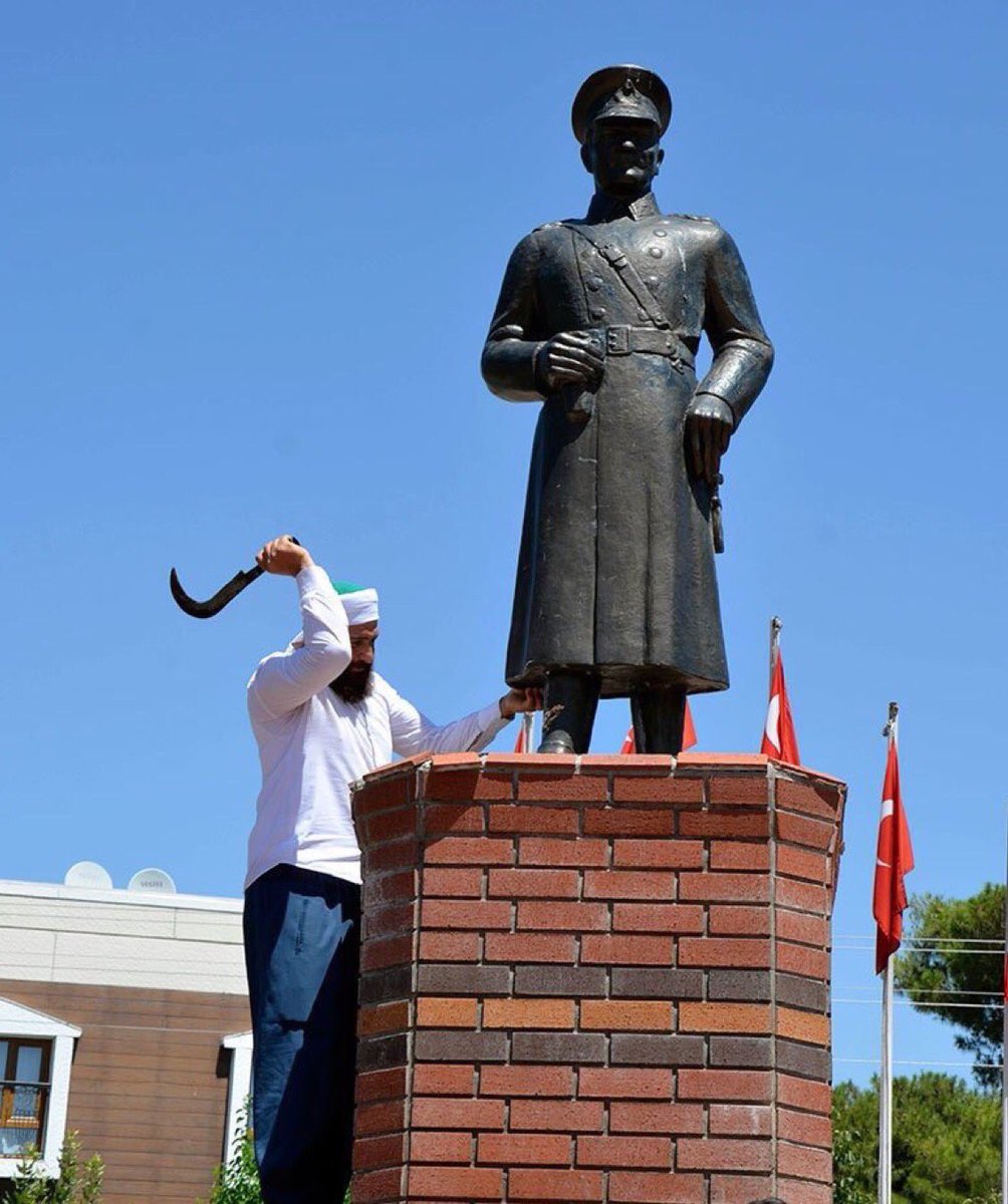 Siz heykel görünce tapmak gerektiğini; biz kurtuluş Savaşının yegane önderine,en büyük devrimcisine vefayı düşünüyoruz! #MustafaKemalAtatürk