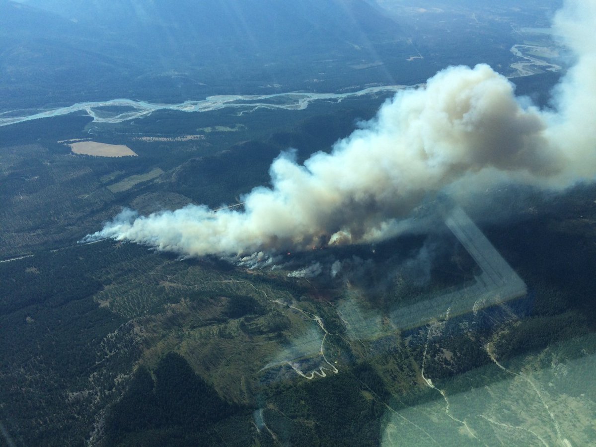 #BCwildfire crews and aircraft are hitting this fire along #BCHwy95. Currently ~130 hectares and growing. Check <a href="/DriveBC/">DriveBC</a> for highway info