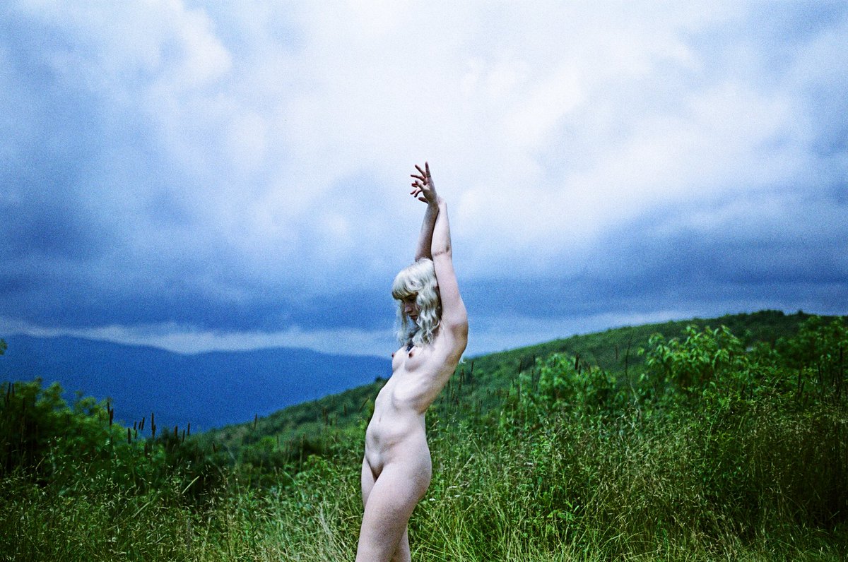 _emkae_'s tweet photo. @hannahelizb3th in the blue ridge mountains https://t.co/0nYjuVU1kx