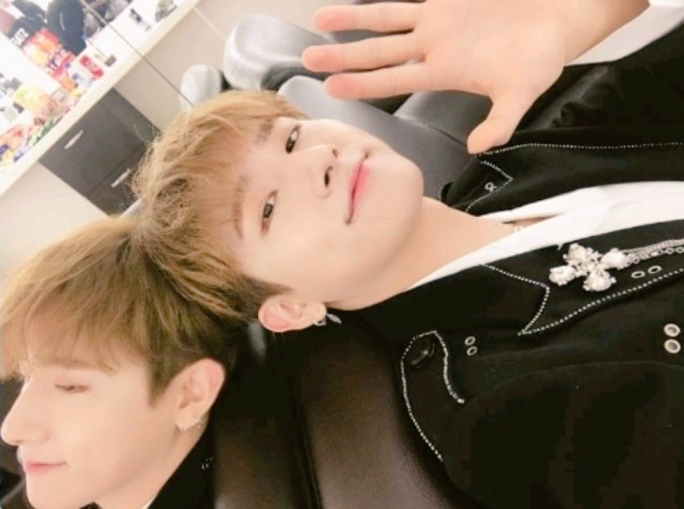 monstadailybr's tweet photo. ✨ATUALIZAÇÃO TWITTER @OfficialMonstaX:
 I.M postou essas fotos com a legenda "Olá!" escrito em coreano e em tailandês. https://t.co/PizbLM0adD