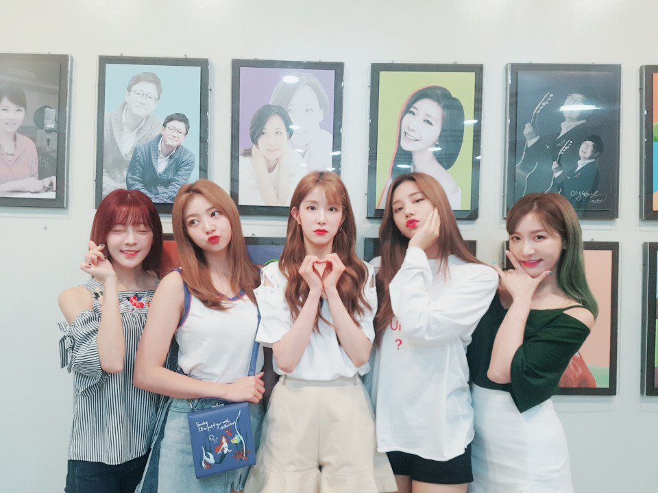 officialLABOUM's tweet photo. #라붐 이 잠시 후 1시 #KBSCoolFM 89.1MHz #이수지의가요광장 에 출연합니다!
점심시간 후 졸려오는 나른한 오후에 상큼발랄한 라붐의 목소리 들으면서 기분좋게 보내보아요~! https://t.co/AsFr0bsAMd