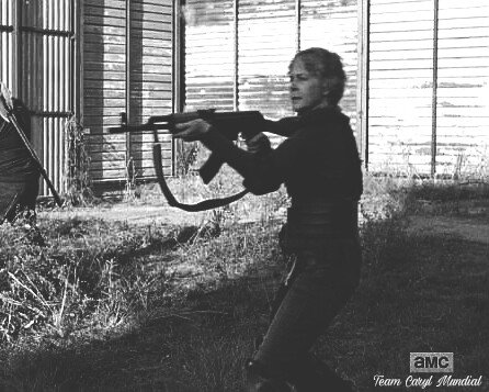 teamCarylTWD's tweet photo. Black &amp; White Sunday
#CarolPeletier 👑 w/weapons 💪
#TheWalkingDead [7x16 - season 8, trailer]
#teamcarylmundial ✨ https://t.co/5hI4kTR9Lp