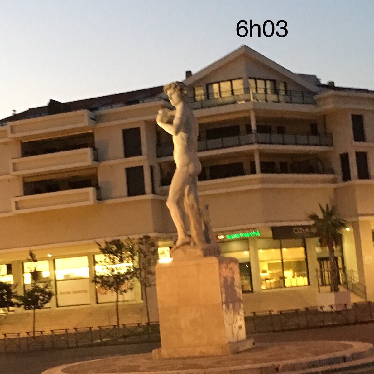 SMLC38's tweet photo. Le nudiste ? C’est un ami ... #ToEarlyToWork https://t.co/e7jdm4SWf5