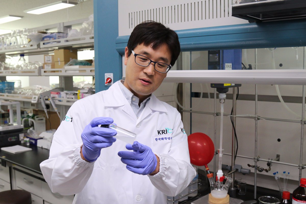 한국화학연구원 그린정밀화학연구센터 공호열 박사팀이 울산시의 지원을 받아 중견기업 덕산하이메탈과 함께 반도체용 열전도성 전자파 차폐소재와  공정을 개발하고 사업화했습니다. https://t.co/KTzWGzmVOX