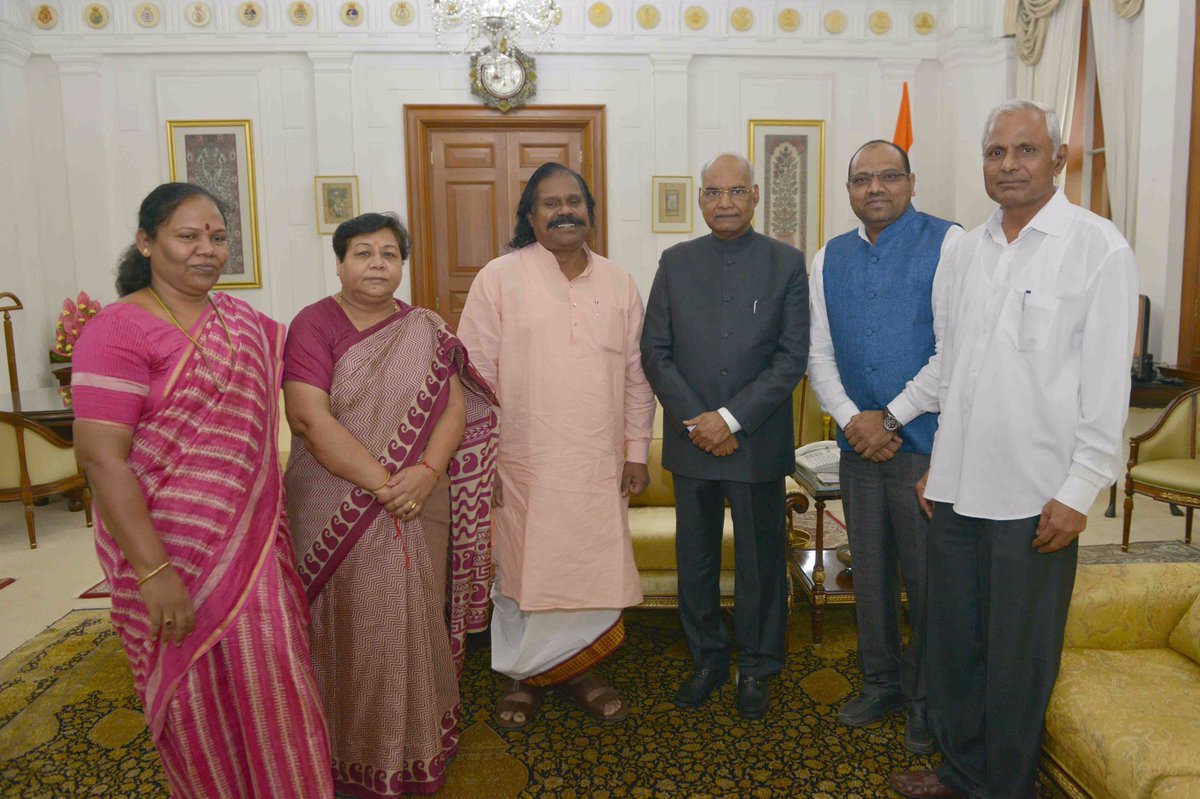 rashtrapatibhvn's tweet photo. Shri Nand Kumar Sai, Chairperson along with Vice Chairperson &amp; Members of the National Commission for STs called on #PresidentKovind at RB https://t.co/BWIAirXfs3