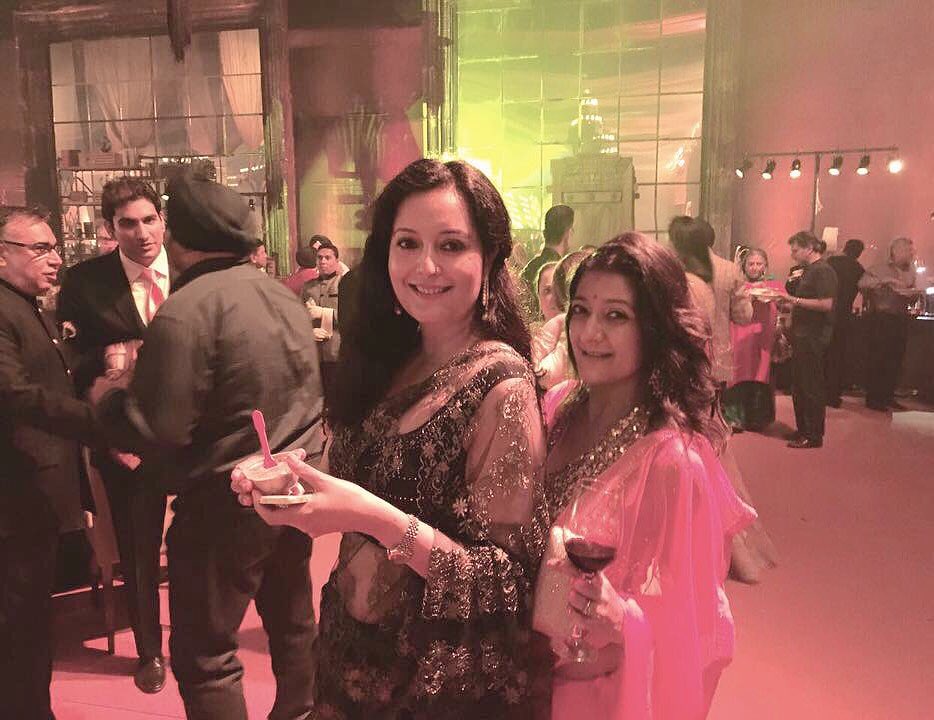 shatakshi_1's tweet photo. #FacebookMemory like these bring a smile to my face π
#SameTimeAnotherYear #SistersInArms #Happiness #LetsGetTheWeekStarted #HicHicCheers π₯ https://t.co/QmDoMEaab9
