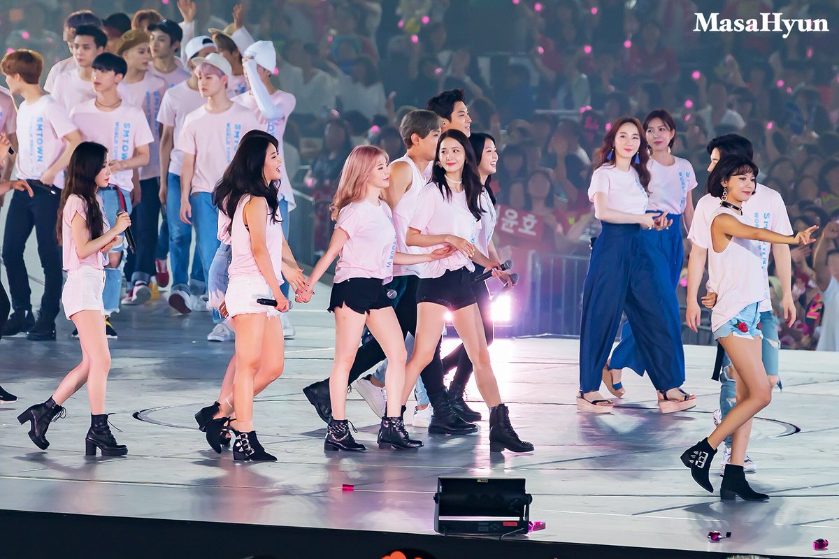 [PIC][26/27/28-07-2017]SNSD khởi hành đi Nhật Bản để tham dự "SMTOWN LIVE WORLD TOUR VI IN TOKYO" vào hôm nay - Page 4 DGChy7hV0AAVvAm