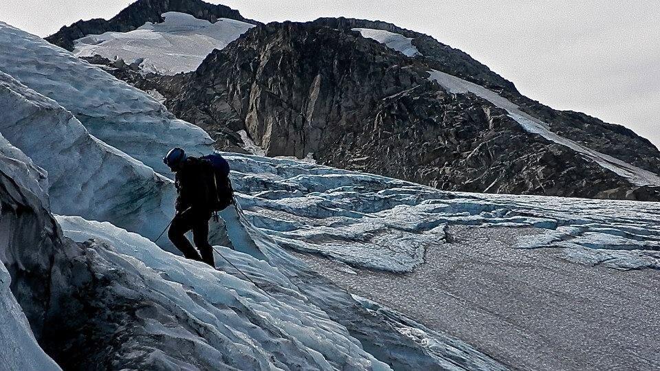 FrozenGoldAdam's tweet photo. Lighting up the glacier for a night mission...#lostgold #slumach #frozengold #curse #helicopter #ufo #crash #ancient #lost #city https://t.co/oFxpmvbWk0