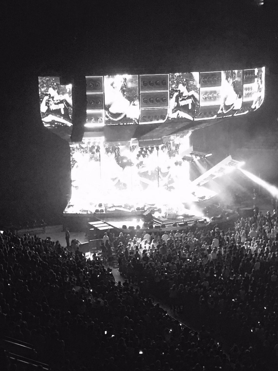 MzMichelejones's tweet photo. @JamesBlunt @edsheeran great show tonight guys! #modecenter #pdx #theletter0 @Dame_Lillard https://t.co/9Ac1OLt3w7