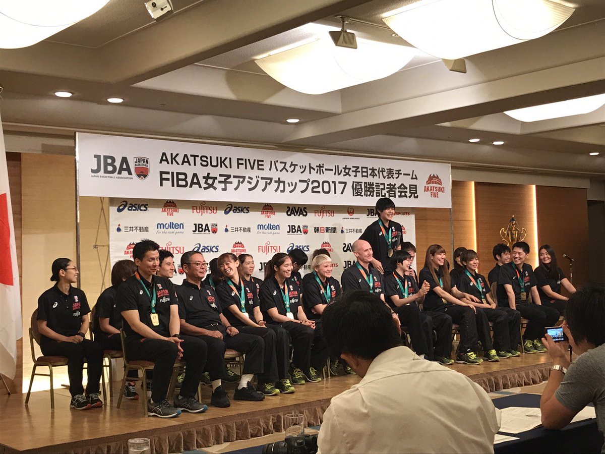 cx_basketball's tweet photo. アジア３連覇を達成した「AKATSUKI FIVE」🏀FIBA女子アジアカップ2017✨優勝記者会見が都内で行われました⛹ケガのため決勝ではベンチにまわった吉田選手が会見で涙する場面もありましたが、チームが一丸となって試合に臨んだ熱い思いが伝わる会見でした🇯🇵#JBA #FIBA https://t.co/eUFKmzS156