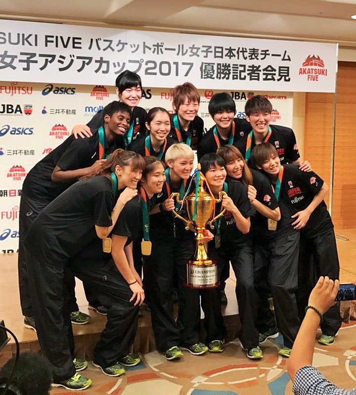 cx_basketball's tweet photo. アジア３連覇を達成した「AKATSUKI FIVE」🏀FIBA女子アジアカップ2017✨優勝記者会見が都内で行われました⛹ケガのため決勝ではベンチにまわった吉田選手が会見で涙する場面もありましたが、チームが一丸となって試合に臨んだ熱い思いが伝わる会見でした🇯🇵#JBA #FIBA https://t.co/eUFKmzS156