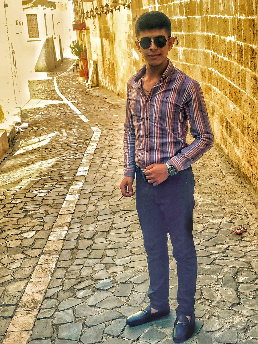 Bir göz bir göze neler ɑnlɑtır bilmem ɑmɑ; bir söz bir gözü yıllɑrcɑ ɑğlɑtır...