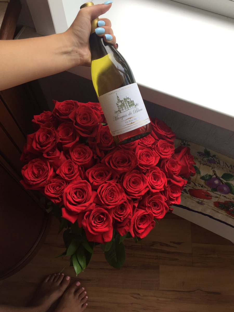 chekkh's tweet photo. 👦🏽•(🌹+🍾)=❤️ https://t.co/7uRPz8jjjG