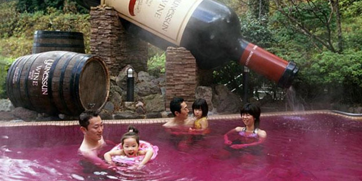 momentospiscina's tweet photo. Una piscina de vino...No, no está en La Rioja, ni siquiera en España, está en Japón #Curiosidades #Piscina https://t.co/pAfSWeiROx
