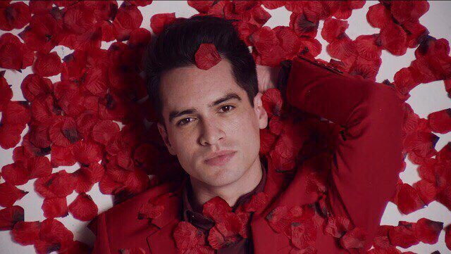 favepersxons's tweet photo. Brendon urie || singer || panic at the disco #brendonurie @brendonurie https://t.co/WgXyEq6YEw