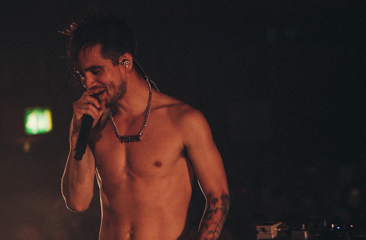 favepersxons's tweet photo. Brendon urie || singer || panic at the disco #brendonurie @brendonurie https://t.co/WgXyEq6YEw
