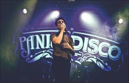 favepersxons's tweet photo. Brendon urie || singer || panic at the disco #brendonurie @brendonurie https://t.co/WgXyEq6YEw