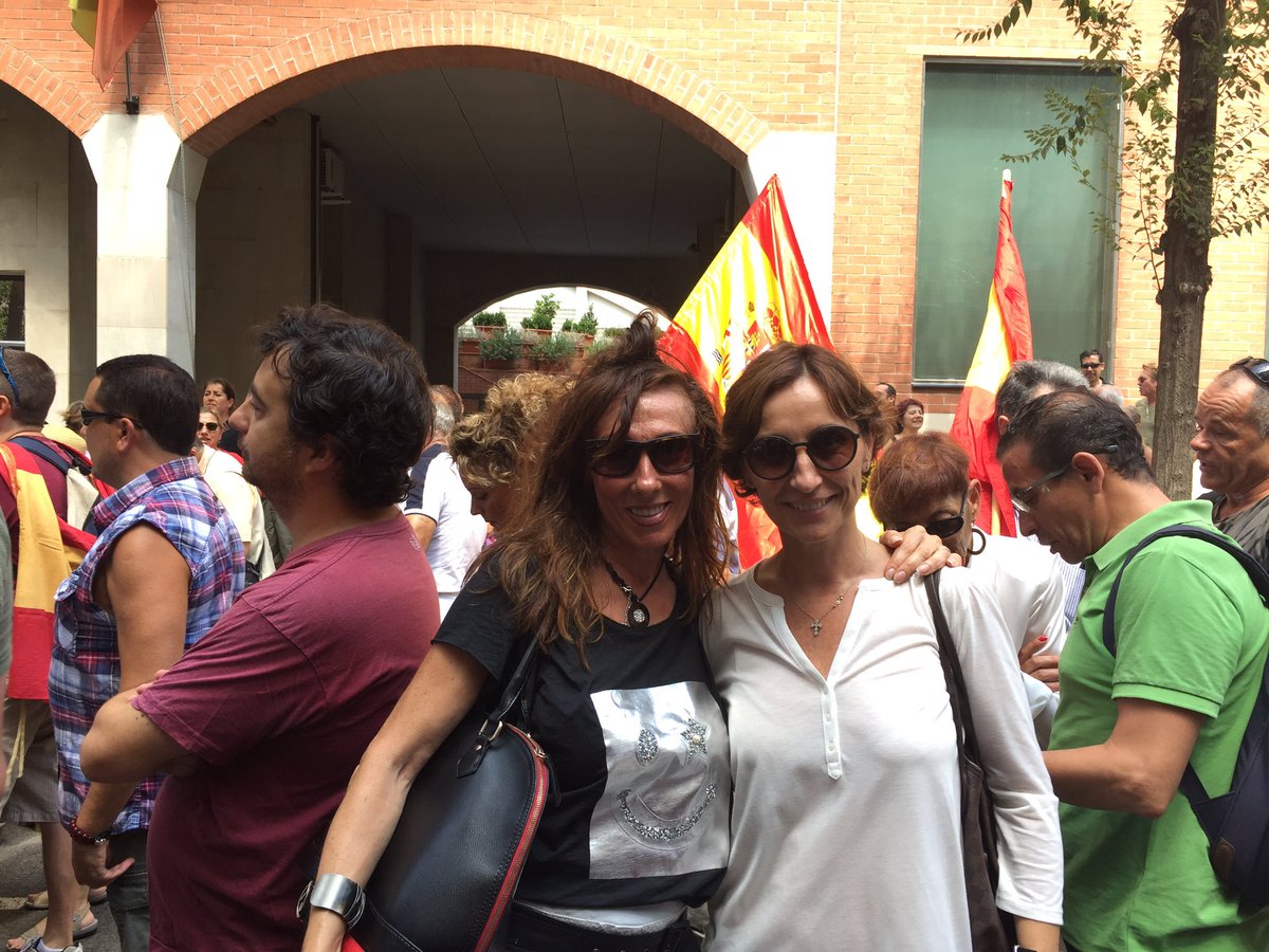 ejimenezcara's tweet photo. La #CUP fracasa en su intento de asedio a la @guardiacivil 

Los catalanes con SENYeres y 🇪🇸 hemos sido muchos más!!!!

#ConLaGuardiaCivil 💙 https://t.co/01KOwzuzPa