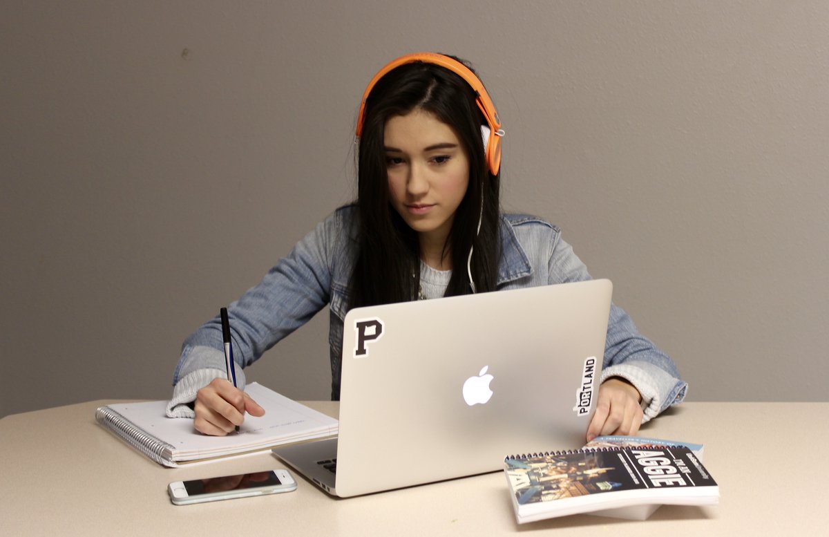 OurRealAlice's tweet photo. Should #students be listening to #music while #studying? 
https://t.co/dloAbhKNJB @edutopia #education #edtalk #learning #tips #k12 https://t.co/uidZqm28Ii