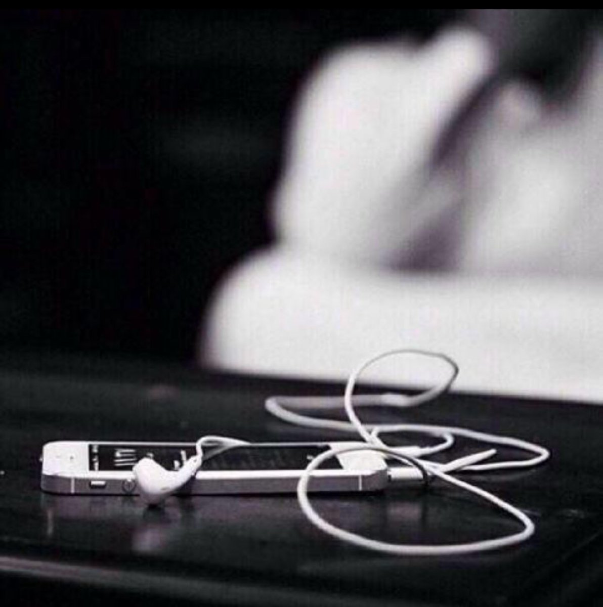 iu999__'s tweet photo. •

قطع اتصالي والوصل و المراسيل
ماهوب قاطع سيرتك من خيالي 

سس الشوق 😴✋ https://t.co/AE4QzOyQbs