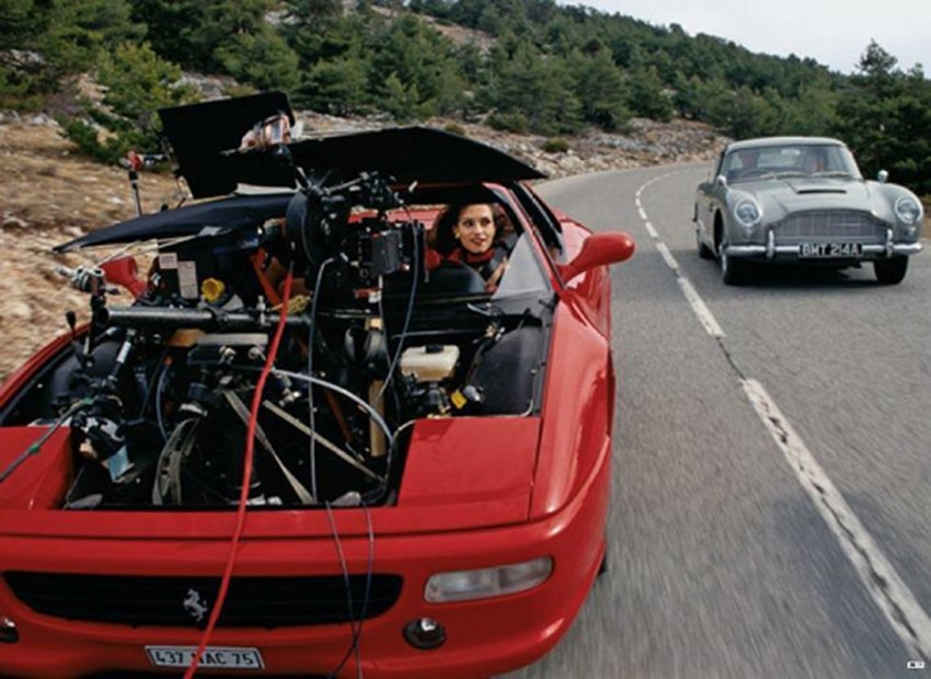 Thunderballs007's tweet photo. Pierce Brosnan and Famke Janssen during filming for Goldeneye in 1995. #JamesBond #PierceBrosnan #FamkeJanssen https://t.co/GS4HnoiAqy