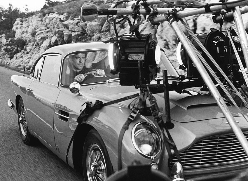 Thunderballs007's tweet photo. Pierce Brosnan and Famke Janssen during filming for Goldeneye in 1995. #JamesBond #PierceBrosnan #FamkeJanssen https://t.co/GS4HnoiAqy