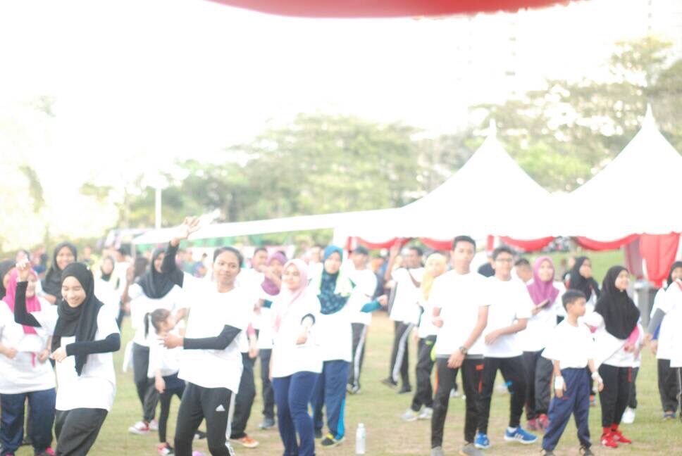 mumuhug_alya's tweet photo. bersenam lah kite #throwback #BSKNColourRun2017 #bskncolourrun2017 #bsknperak https://t.co/rqcVK4ViSB