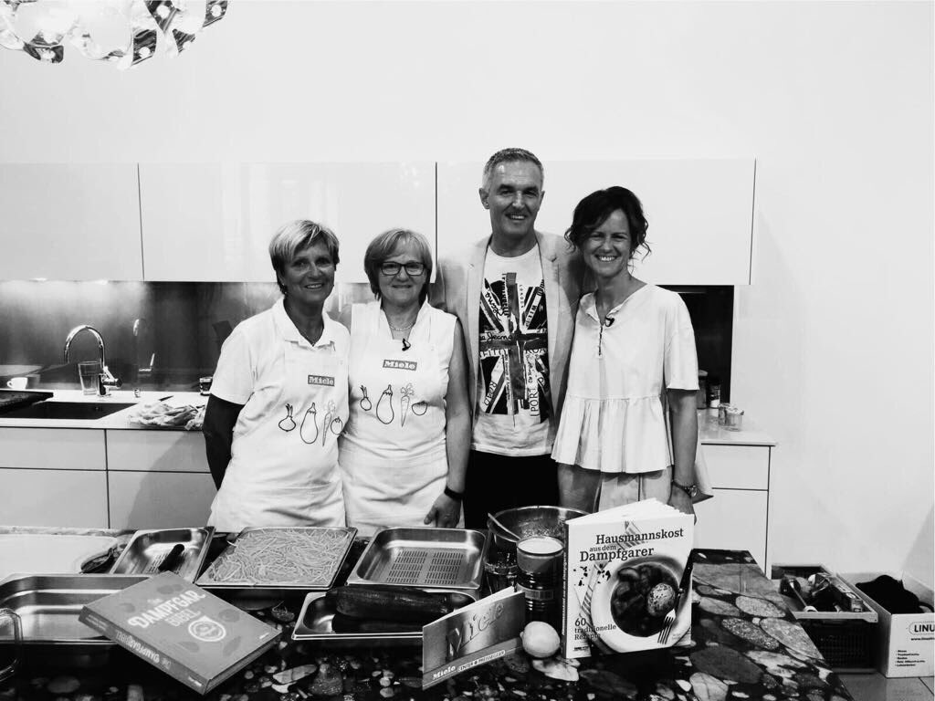 SusanneKuttnig's tweet photo. Interviewterzett mit Gertrud Jungwirth und Ingundis Kaiser (Miele) sowie Gerhard Preissegger (Mielecenter).
https://t.co/NXqPX1SP8K https://t.co/YGgsIV1UOC