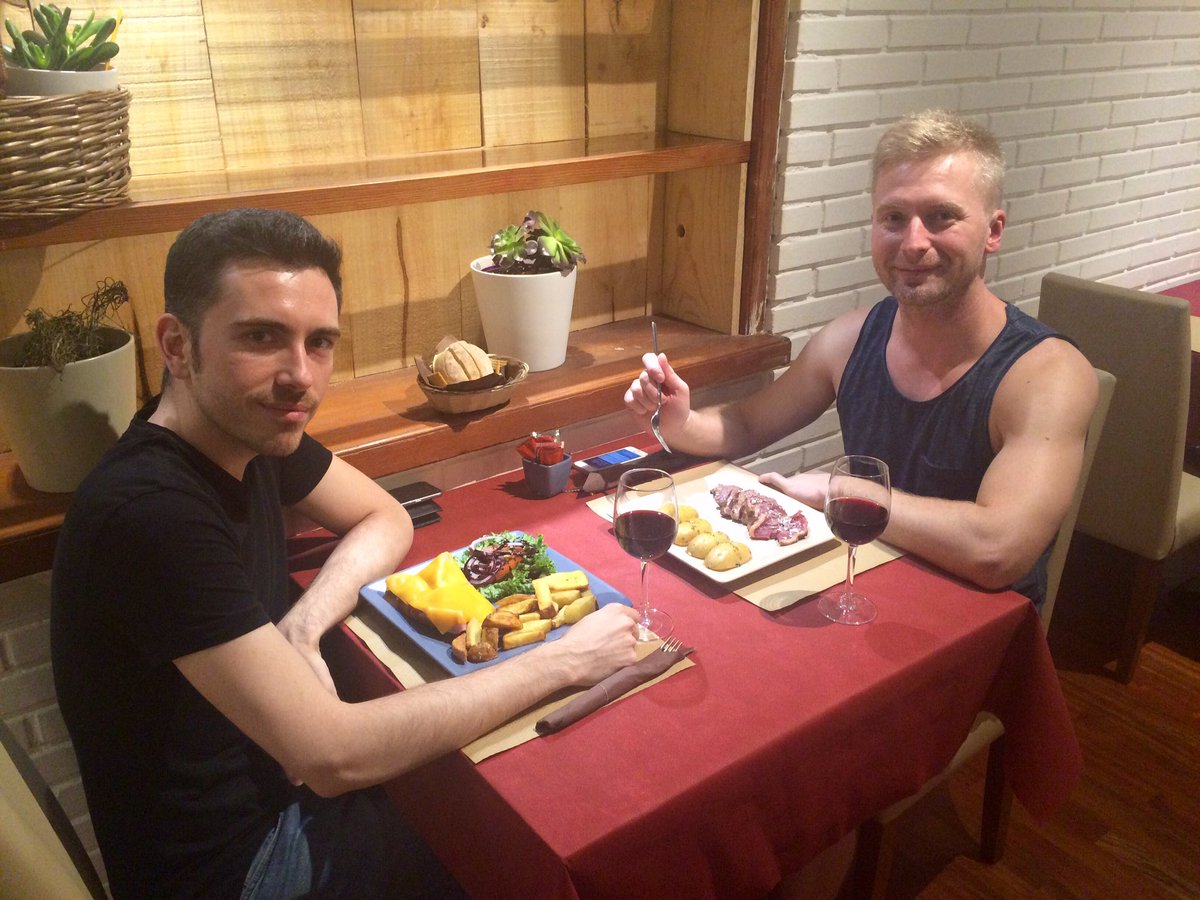 MarelaRest's tweet photo. Muy contentos por todas las visitas que hemos tenido.Os dejamos un par de fotos del viernes..!
#lamejorcarne #vacarubiagallega #hamburguesa https://t.co/t78sBfJ9Hc