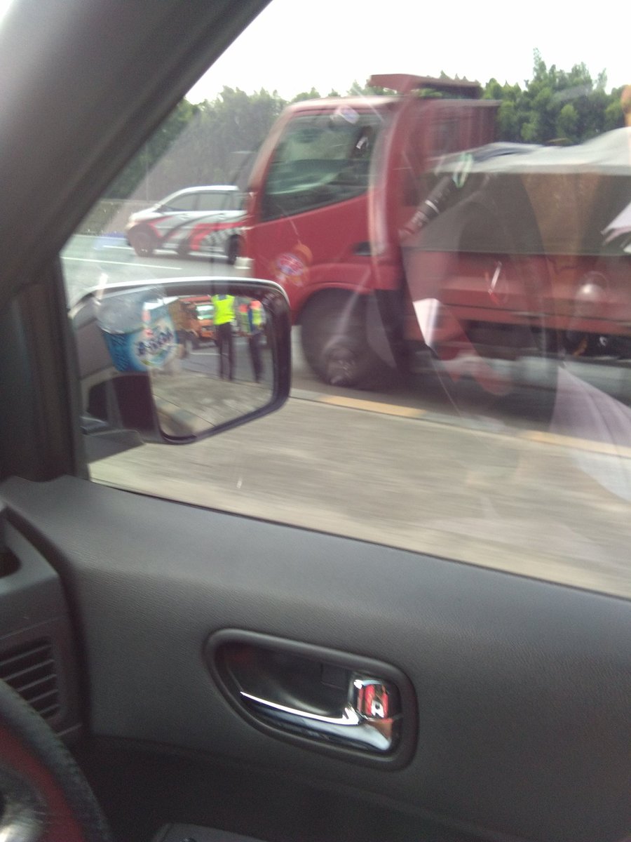Fadli771tec's tweet photo. @TMCPoldaMetro . Cibatu - cikarang utama macet.  Truk gangguan sebelum G.T cikarut https://t.co/LEickbda74