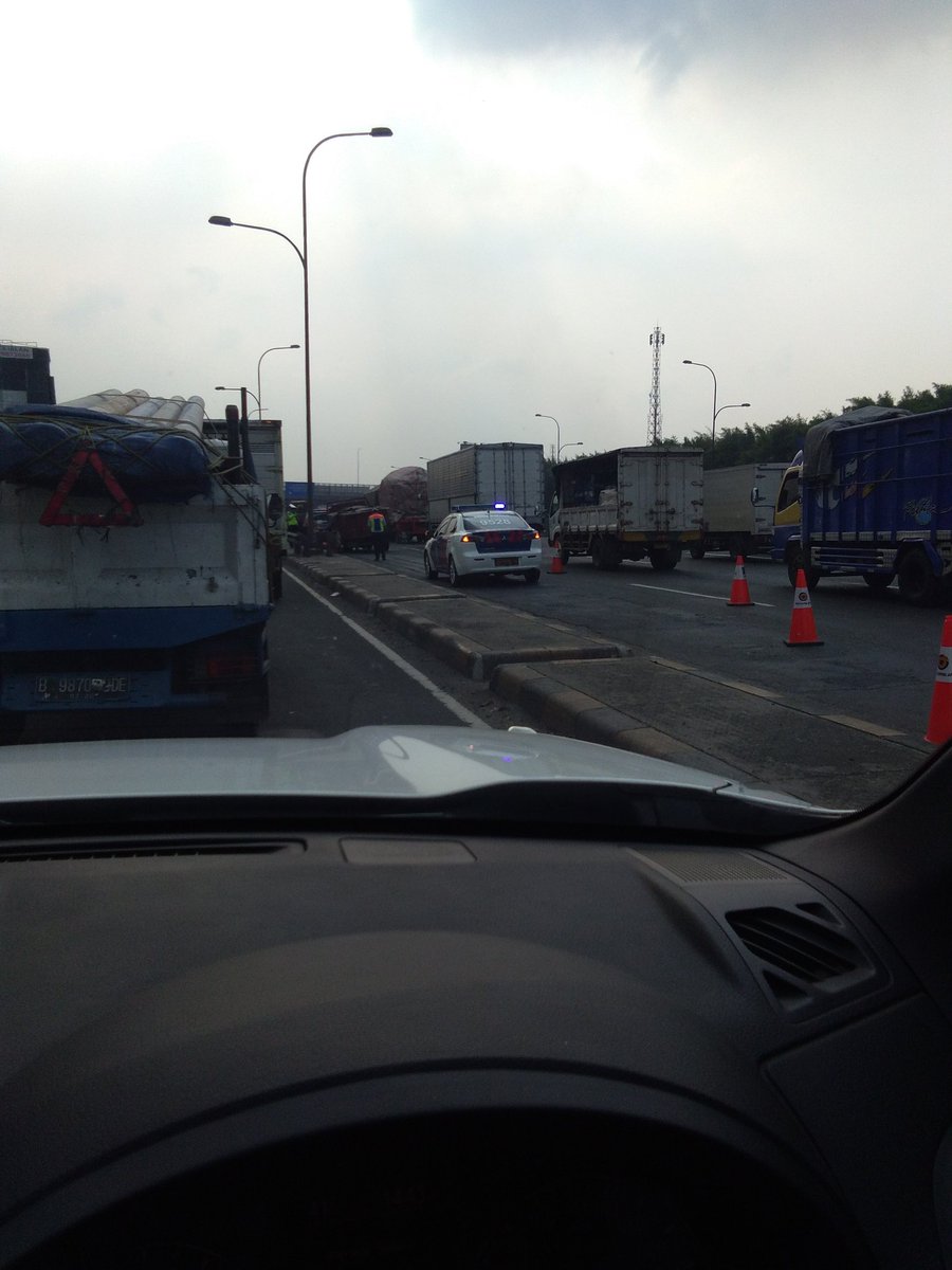 Fadli771tec's tweet photo. @TMCPoldaMetro . Cibatu - cikarang utama macet.  Truk gangguan sebelum G.T cikarut https://t.co/LEickbda74
