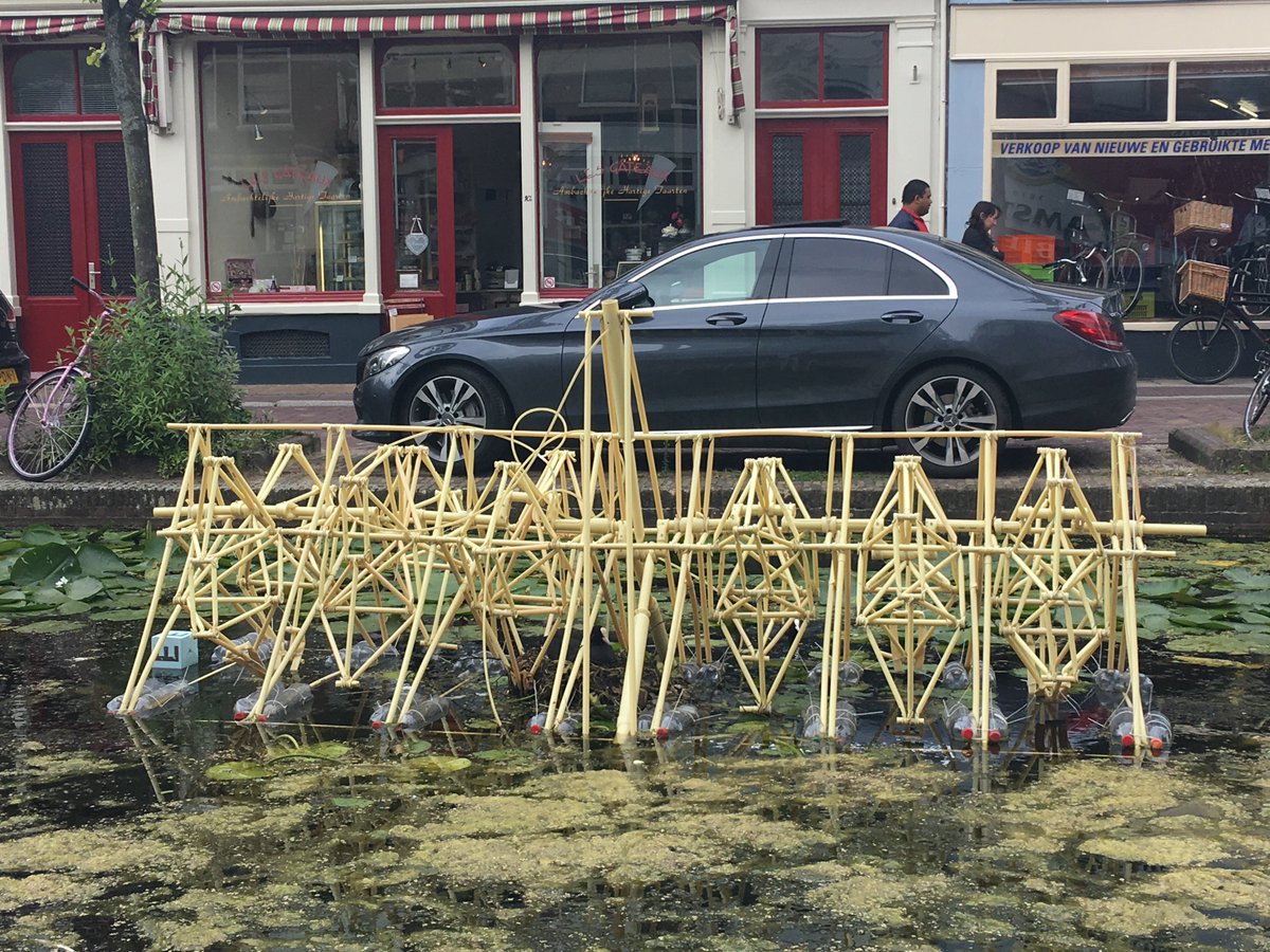 PrinsenhofDelft's tweet image. Wat een mooi plaatje! Delftse meerkoet vindt bescherming bij een deel van een #strandbeest #TheoJansen
