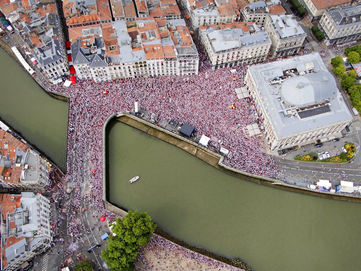 BOPBweb's tweet photo. Le BOPB souhaite remercier tous les bayonnais et bayonnaises d'avoir porté fièrement durant 5 jours nos couleurs ! 
AUPA BO !! ❤️⚪️ https://t.co/c8X4i6axUX