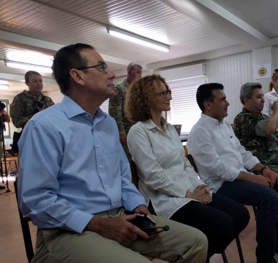 Sekerinska's tweet photo. Во моментов со премиерот @Zoran_Zaev и @AmbBaily на заедничката вежба #DragoonGuardian на #АРМ и @USArmyEurope.Заедно на патот кон #NATO https://t.co/TU3rB4BYjk