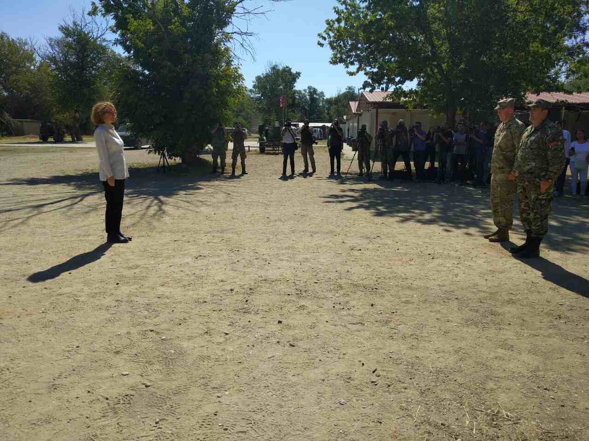 Sekerinska's tweet photo. Во моментов со премиерот @Zoran_Zaev и @AmbBaily на заедничката вежба #DragoonGuardian на #АРМ и @USArmyEurope.Заедно на патот кон #NATO https://t.co/TU3rB4BYjk