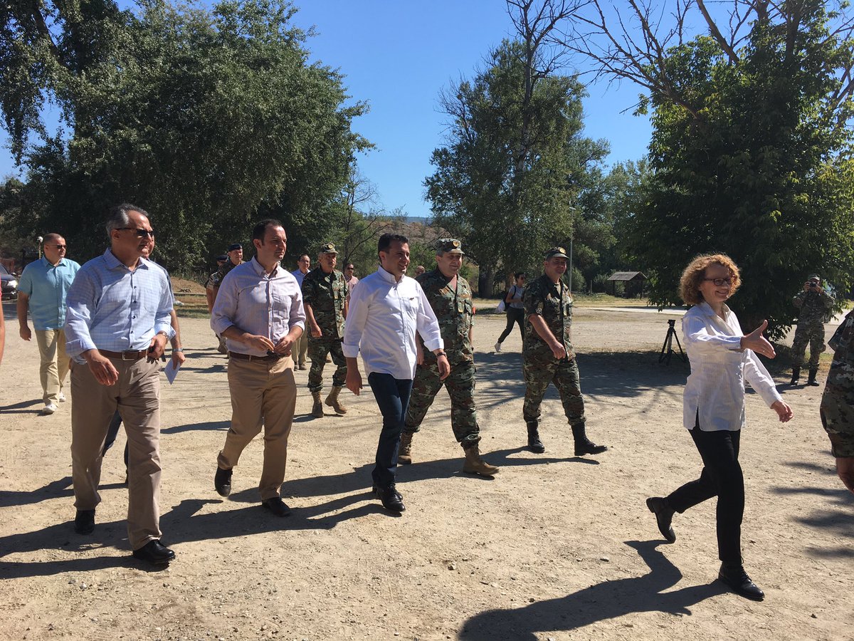 Sekerinska's tweet photo. Во моментов со премиерот @Zoran_Zaev и @AmbBaily на заедничката вежба #DragoonGuardian на #АРМ и @USArmyEurope.Заедно на патот кон #NATO https://t.co/TU3rB4BYjk