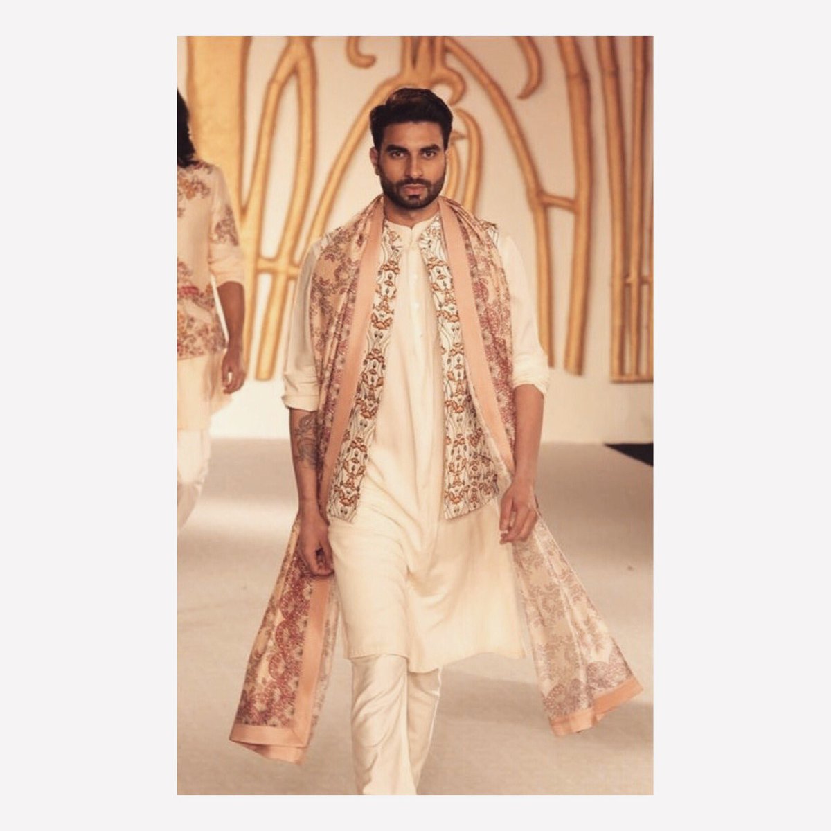 dev_paimal's tweet photo. For Varun Bahl
India Couture Week 2017
#FDCI #delhi #varunbahlcouture #devpaimal https://t.co/66b4AlsQOP