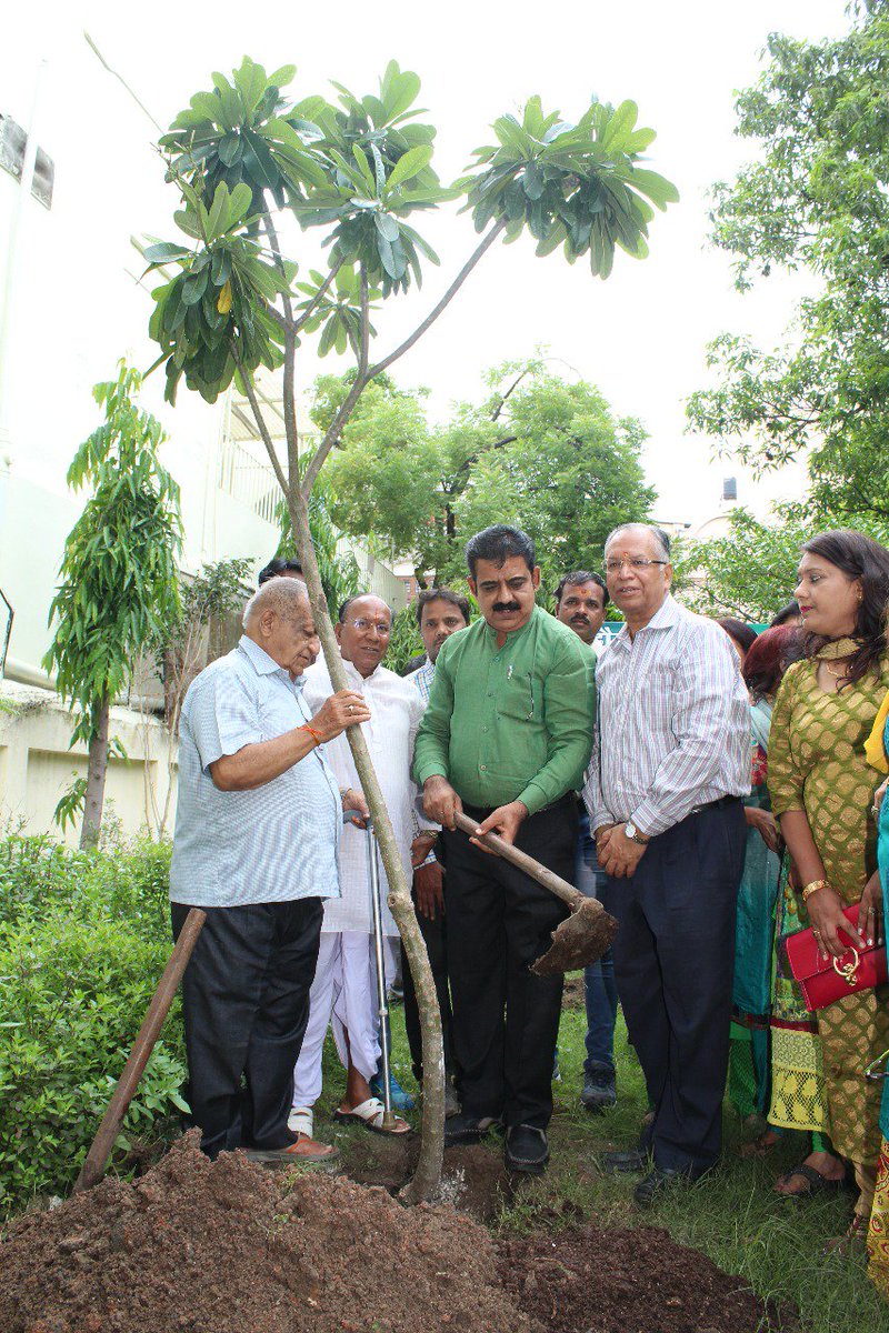 indoreida's tweet photo. Continuing vriksharopan #indore #green  @CMMadhyaPradesh @ChouhanShivraj @MPTourism @PMOIndia https://t.co/T5aEfqdk3e