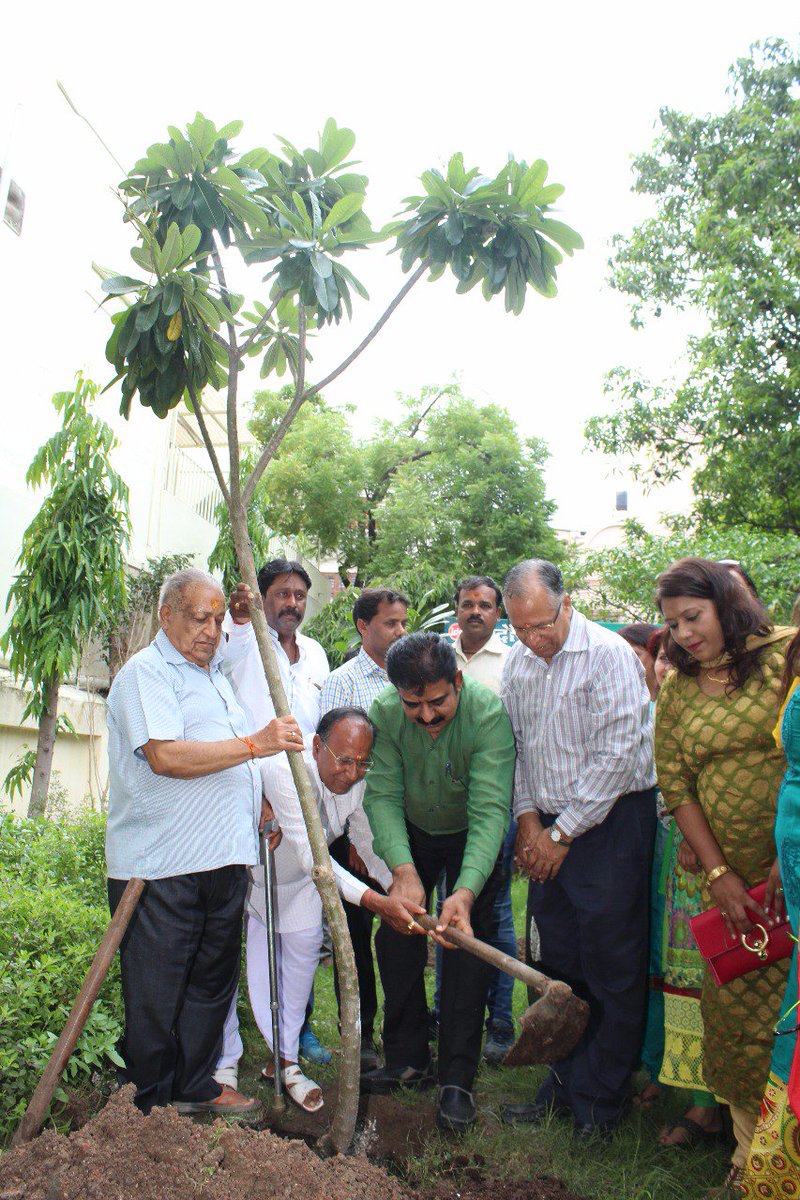 indoreida's tweet photo. Vriksharopan at geetabhavan garden indore
#vriksharopan @CMMadhyaPradesh @ChouhanShivraj @PMOIndia https://t.co/GEiyopNwXK