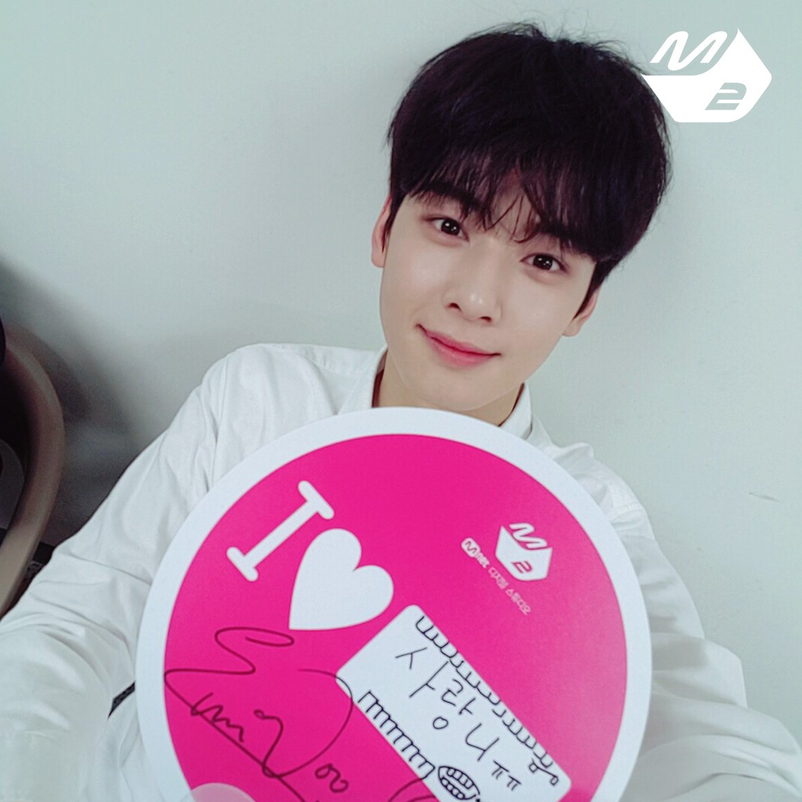 M2MPD's tweet image. [RT이벤트] 아스트로의 #엠투부채 를 받고 싶은 분은 RT!! (~8/3)
#아스트로 #ASTRO @offclASTRO 
#문빈앜_문빈아앜_너를원해
#차으누_널사랑해
#윤따나_러브으으_포테이토
#Mnet #M2 #엠넷 #엠투