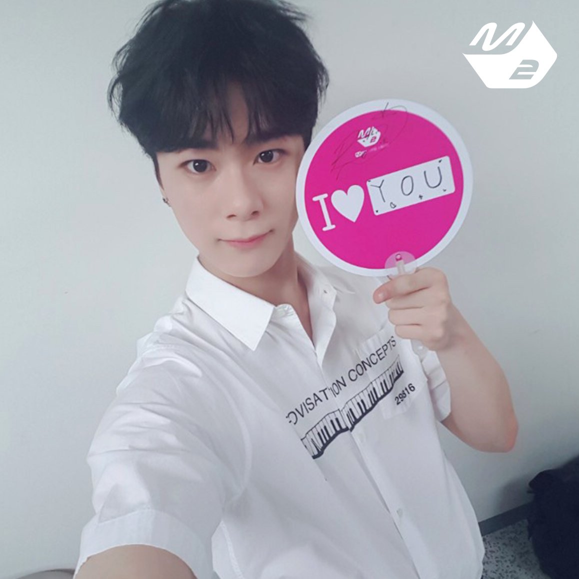 M2MPD's tweet image. [RT이벤트] 아스트로의 #엠투부채 를 받고 싶은 분은 RT!! (~8/3)
#아스트로 #ASTRO @offclASTRO 
#문빈앜_문빈아앜_너를원해
#차으누_널사랑해
#윤따나_러브으으_포테이토
#Mnet #M2 #엠넷 #엠투
