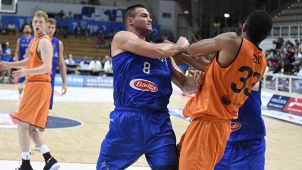 planetacb's tweet photo. Danilo Gallinari, fuera del #EuroBasket2017 por su simulacro de Rocky Balboa https://t.co/Mn3VHAkyAH https://t.co/BcZBjyFUOU