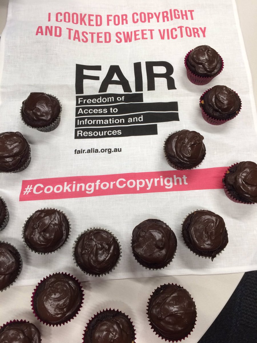 Imforlibraries's tweet photo. #VULibraryStudies students learning about professional advocacy and chocolate cupcakes celebrating #CookingForCopyright #ALIA #Bakingbad https://t.co/00rDtjwQYc
