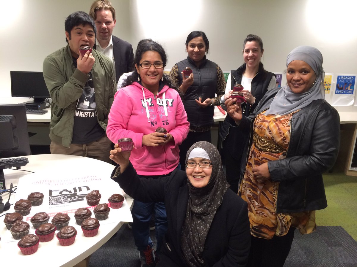 Imforlibraries's tweet photo. #VULibraryStudies students learning about professional advocacy and chocolate cupcakes celebrating #CookingForCopyright #ALIA #Bakingbad https://t.co/00rDtjwQYc