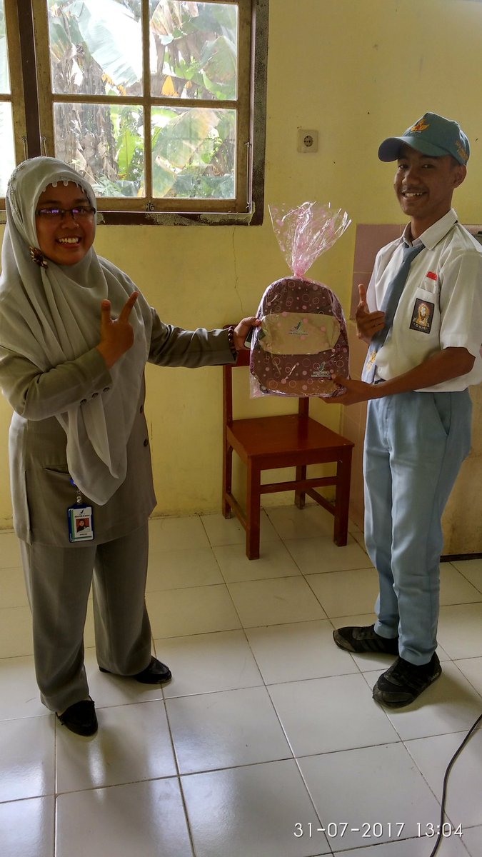 BPOMAmbon's tweet photo. Kembali Balai POM Ambon lakukan KIE  kepada Siswa-siswi SMA di Ambon, kali ini di SMA N 9 Ambon dengan materi Peduli Obat Pangan Aman https://t.co/YKuJCUfEhB