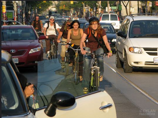 cycleschemeie's tweet photo. Dutch people open their car doors in this weird way. When you find out why, you’ll probably do it too: https://t.co/0amA3DUwza https://t.co/hfYFOxv8Vq